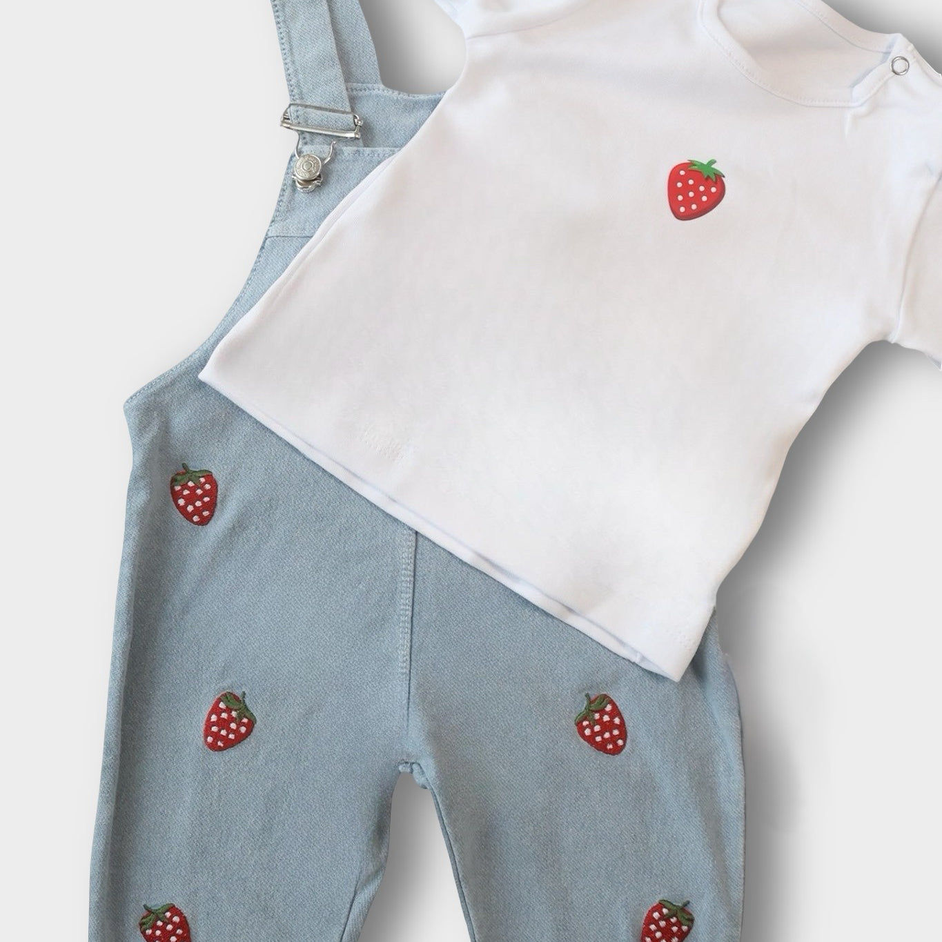 Erdbeere Latzhose