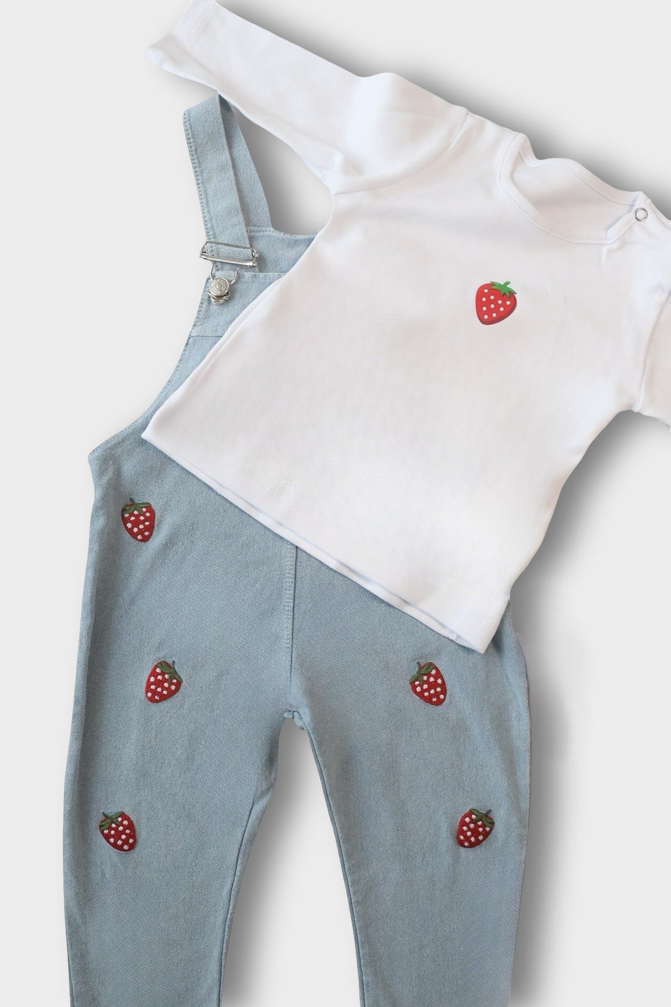 Erdbeere Latzhose