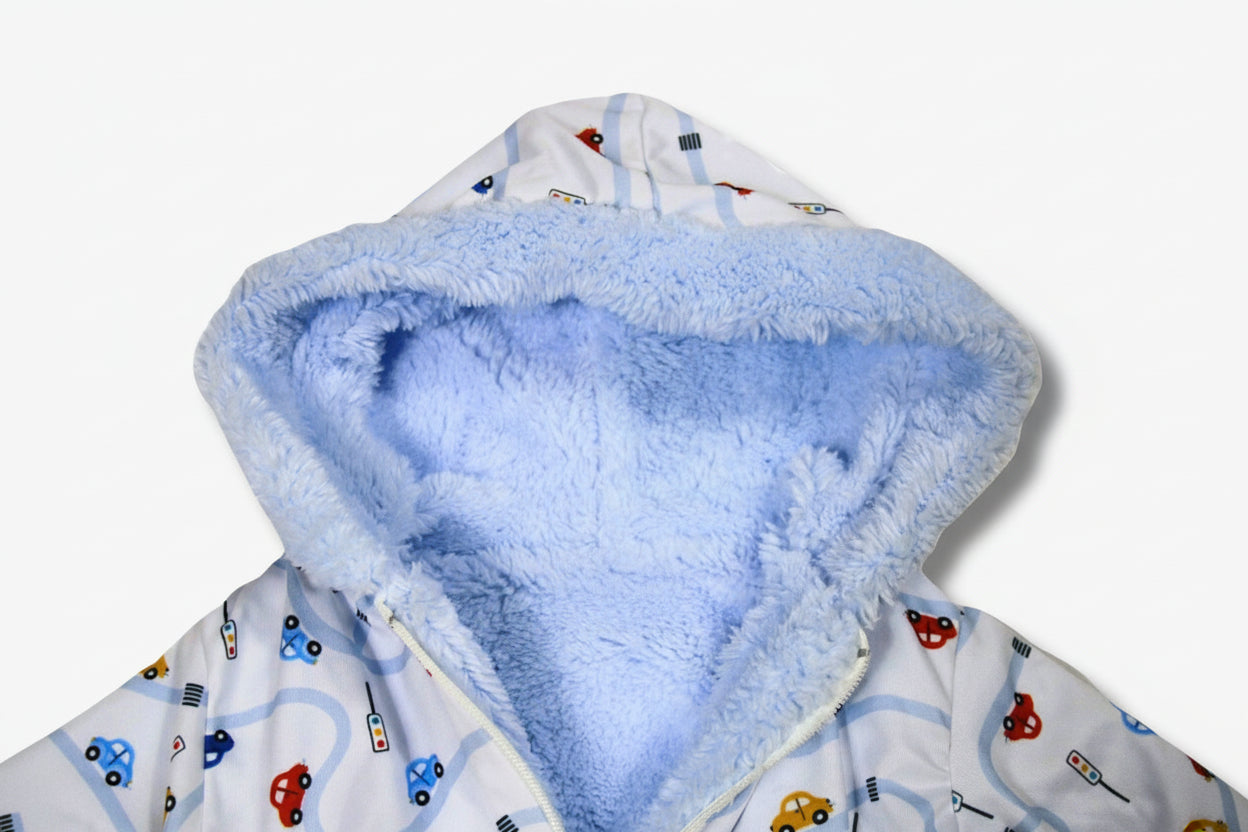 Baby Overall mit Kapuze – Auto-Print Weiss/Blau