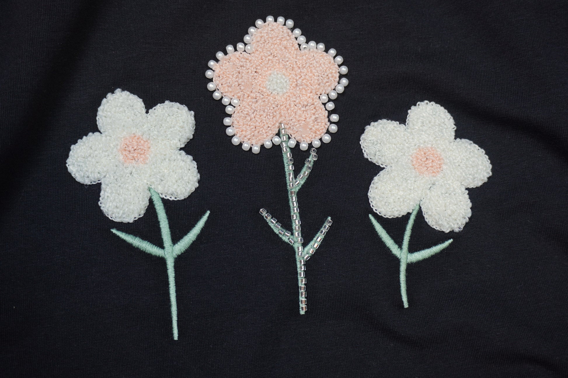 🌸 Mädchen Sweatshirt – Schwarz mit 3D Blumen & Perlen-Applikation