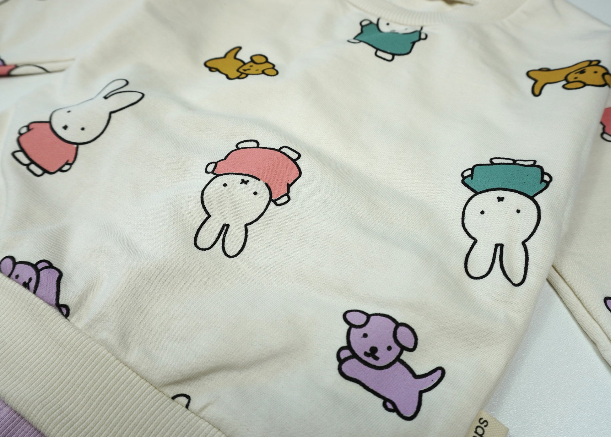 🐰 Popinops Baby Set – Miffy & Friends Creme & Lila (Sweatshirt & Leggings)