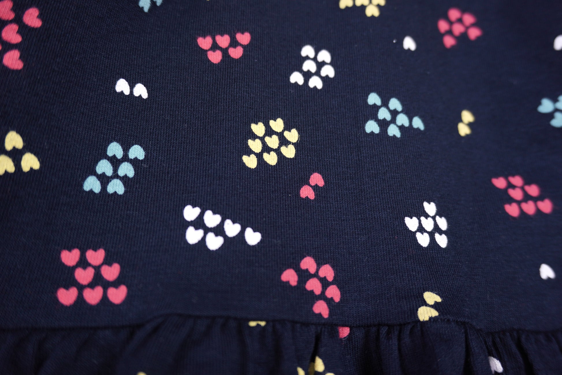 💙 Mädchen Langarmkleid – Navy mit bunten Herzen