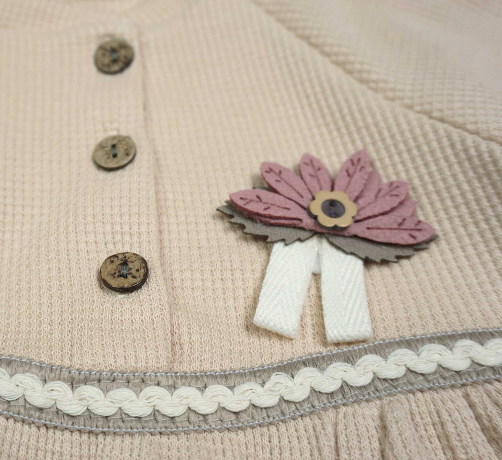 Mädchen Set Trompetenarm-Tunika Beige mit Blumen-Brosche & Ripp-Leggings