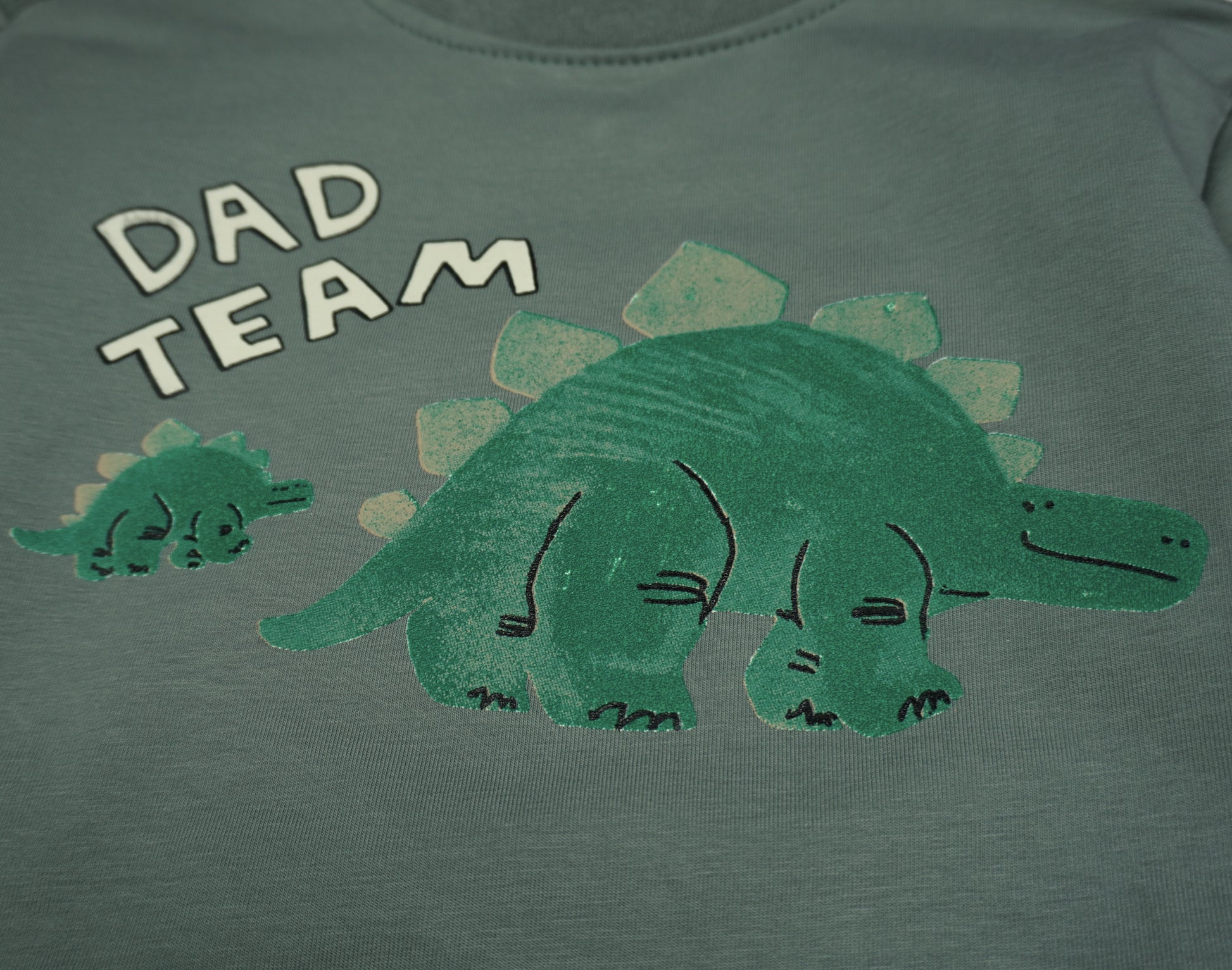 Knaben Sweatshirt «Dad Team» Dino – Khakigrün