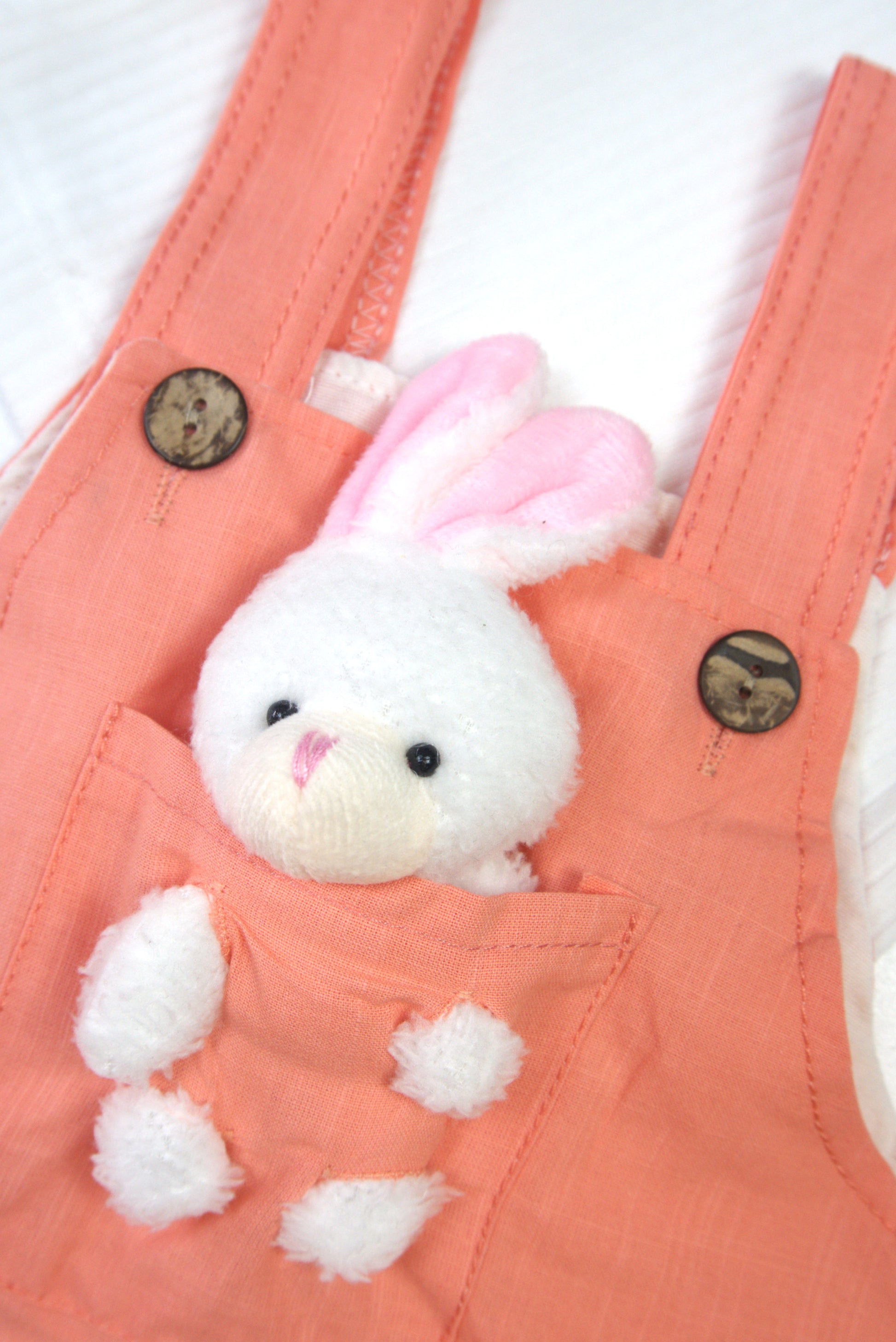🐰 Baby Mädchen Set – Lachsrosa Latzkleid mit Hase & Langarmshirt